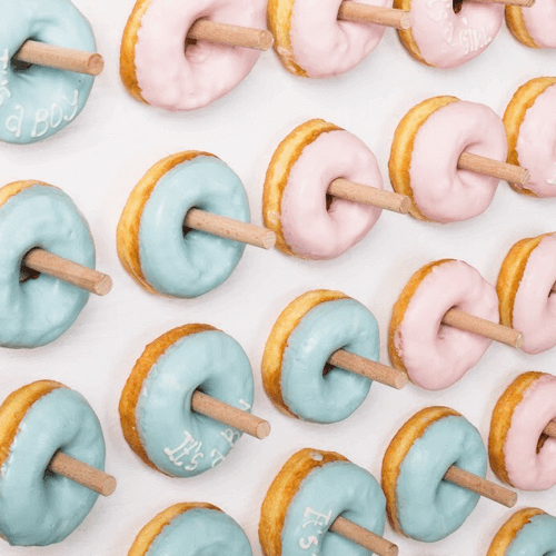 Drveni zid sa krofnama