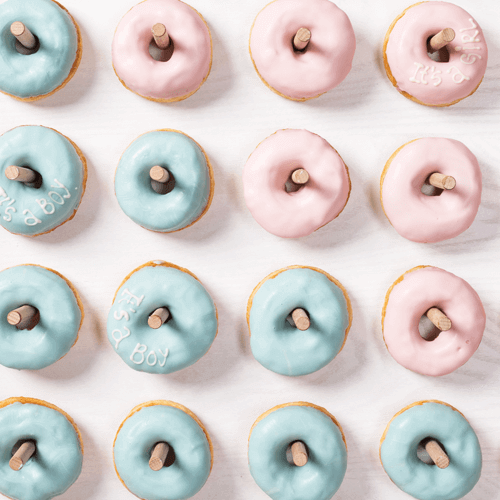 Drveni zid sa krofnama