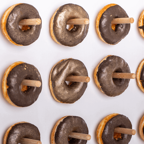 Drveni zid sa krofnama