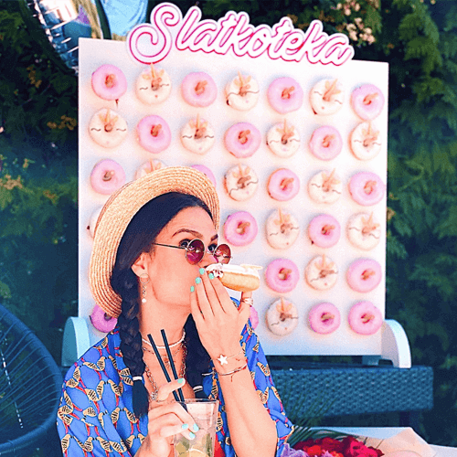 Drveni zid sa krofnama