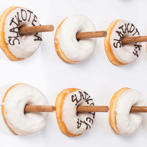 Drveni zid sa krofnama