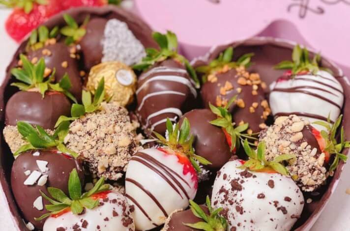 jagode prelivene čokoladom kao poklon za dan zaljubljenih