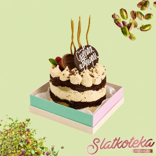 Mini Gift Cake Malina i pistać na zelenoj pozadini sa celim i mrvljenim pistaćima