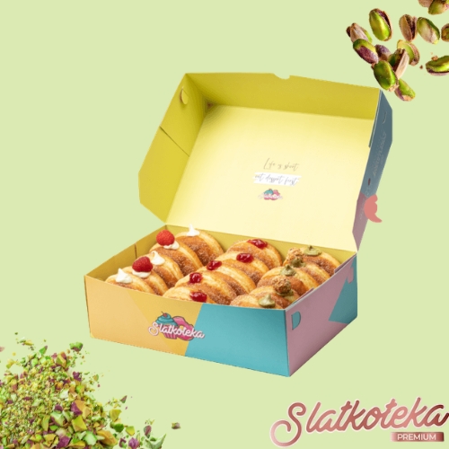 Slatkoteka Klasik mix malina krofne na zelenoj pozadini sa pistaćima