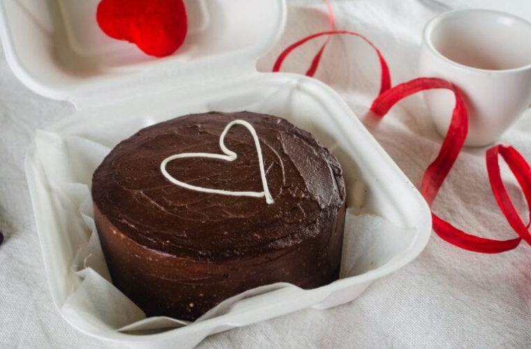 prikaz male rodjendanske torte u kutiji sa srcem nacrtanim od čokolade