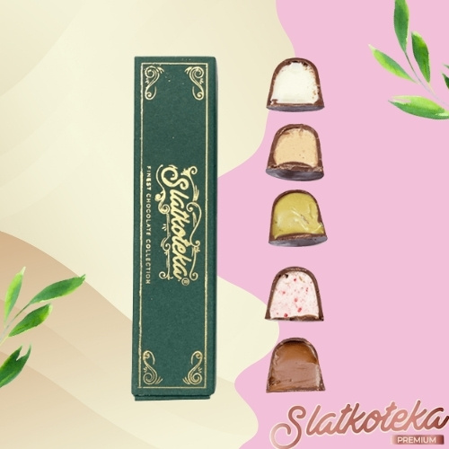 Mini praline na krem roze pozadini