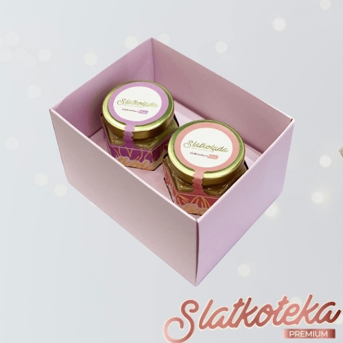 Pistachio + White gift box na sivoj pozadini sa šljokicama