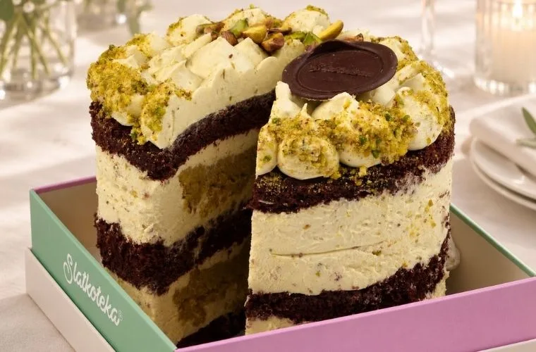 mini dubai torta na lepo dekorisanom stolu