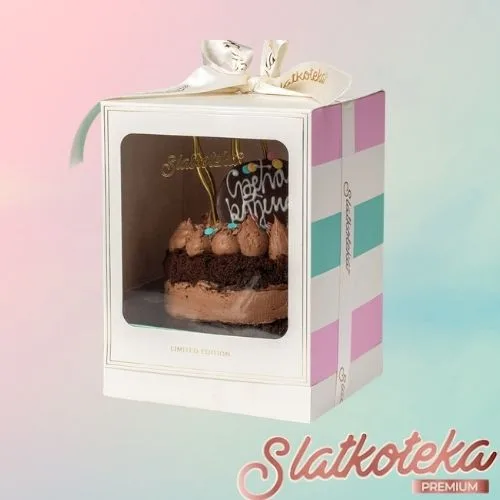 Mini Gift Cake Choco na roze plavoj pozadini